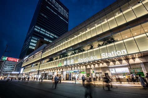 渋谷駅から東京駅：都市の脈動と時間の流れ